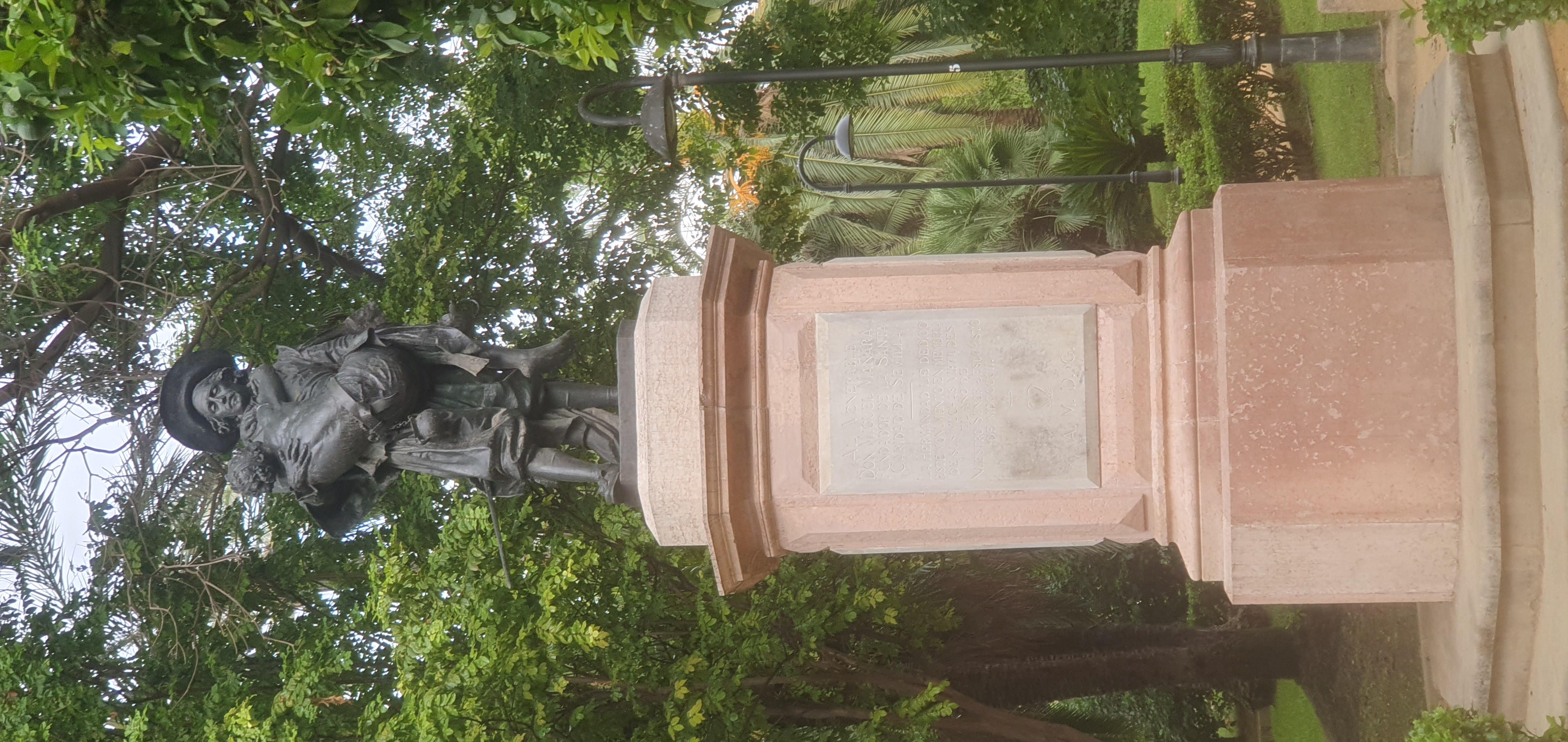 Estatua Miguel de Mañara ayudando a un desamparado